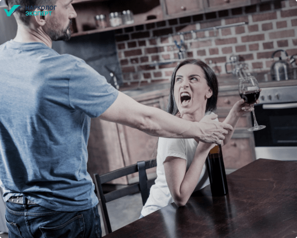 мужчина успокаивает агресивную женщину